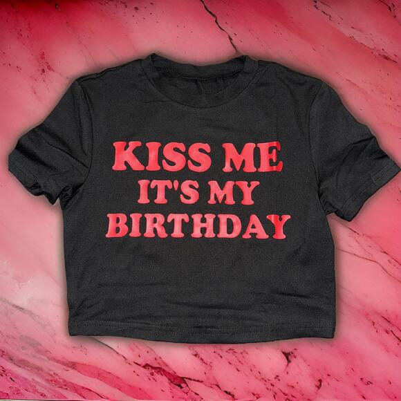 New Medium "Kiss Me It's My Birthday" Baby Crop Tee Black Y2k Top Goth Grunge - Picture 1 of 3